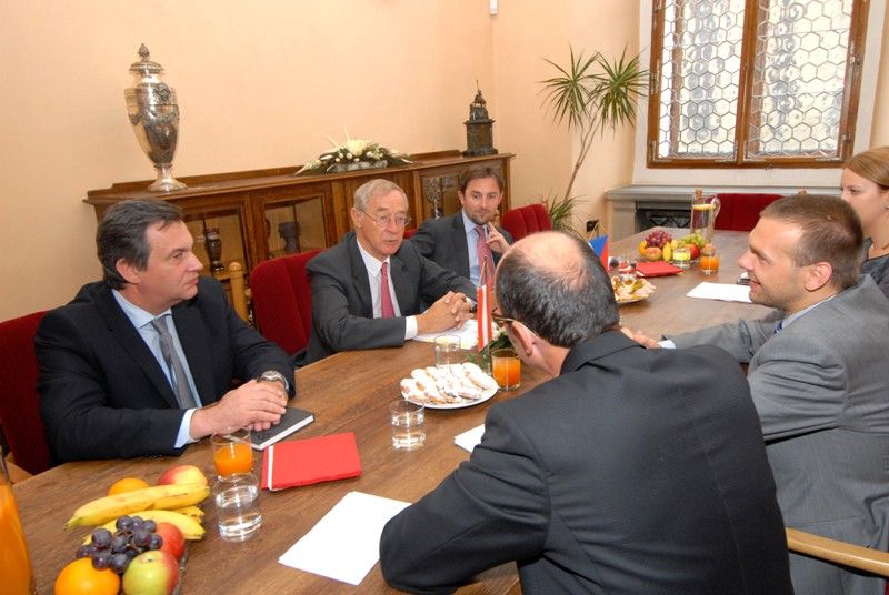 Rakouský velvyslanec Ferdinand Trauttmansdorff navštívil (18.9.2013) plzeňskou radnici, aby se seznámil s primátorem Martinem Baxou a navrhl možnosti spolupráce rakouské strany při projektu Evropské hlavní město kultury 2015. Debata se vedla také o cestovním ruchu a o podílu českých turistů při návštěvě Rakouska a naopak rakouských občanů u nás. „Češi do Rakouska přijíždějí často, ve statistikách jste na 5. místě. Naopak většina Rakušanů jede do České republiky především kvůli Praze a to bychom se měli pokusit změnit,“ uvedl velvyslanec. Ferdinand Trauttmansdorff ocenil působení Rakouské knihovny v Plzni. Ta se společně s velvyslanectvím podílí na přípravě akcí, kterými chtějí přispět k programu projektu Evropské hlavní město kultury 2015. Ve vazbě na program EHMK 2015 zmínil velvyslanec průmyslovou historii Plzně, která má spojitost s průmyslem rakouským, například v zastoupení firem, které tady dříve působily.
