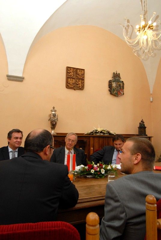 Rakouský velvyslanec Ferdinand Trauttmansdorff navštívil (18.9.2013) plzeňskou radnici, aby se seznámil s primátorem Martinem Baxou a navrhl možnosti spolupráce rakouské strany při projektu Evropské hlavní město kultury 2015. Debata se vedla také o cestovním ruchu a o podílu českých turistů při návštěvě Rakouska a naopak rakouských občanů u nás. „Češi do Rakouska přijíždějí často, ve statistikách jste na 5. místě. Naopak většina Rakušanů jede do České republiky především kvůli Praze a to bychom se měli pokusit změnit,“ uvedl velvyslanec. Ferdinand Trauttmansdorff ocenil působení Rakouské knihovny v Plzni. Ta se společně s velvyslanectvím podílí na přípravě akcí, kterými chtějí přispět k programu projektu Evropské hlavní město kultury 2015. Ve vazbě na program EHMK 2015 zmínil velvyslanec průmyslovou historii Plzně, která má spojitost s průmyslem rakouským, například v zastoupení firem, které tady dříve působily.