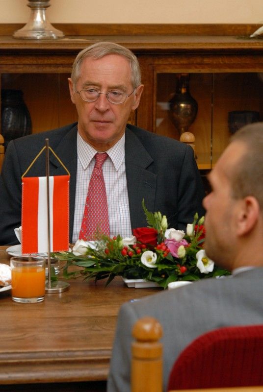 Rakouský velvyslanec Ferdinand Trauttmansdorff navštívil (18.9.2013) plzeňskou radnici, aby se seznámil s primátorem Martinem Baxou a navrhl možnosti spolupráce rakouské strany při projektu Evropské hlavní město kultury 2015. Debata se vedla také o cestovním ruchu a o podílu českých turistů při návštěvě Rakouska a naopak rakouských občanů u nás. „Češi do Rakouska přijíždějí často, ve statistikách jste na 5. místě. Naopak většina Rakušanů jede do České republiky především kvůli Praze a to bychom se měli pokusit změnit,“ uvedl velvyslanec. Ferdinand Trauttmansdorff ocenil působení Rakouské knihovny v Plzni. Ta se společně s velvyslanectvím podílí na přípravě akcí, kterými chtějí přispět k programu projektu Evropské hlavní město kultury 2015. Ve vazbě na program EHMK 2015 zmínil velvyslanec průmyslovou historii Plzně, která má spojitost s průmyslem rakouským, například v zastoupení firem, které tady dříve působily.