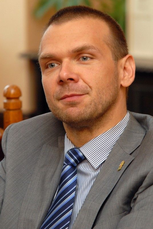 Rakouský velvyslanec Ferdinand Trauttmansdorff navštívil (18.9.2013) plzeňskou radnici, aby se seznámil s primátorem Martinem Baxou a navrhl možnosti spolupráce rakouské strany při projektu Evropské hlavní město kultury 2015. Debata se vedla také o cestovním ruchu a o podílu českých turistů při návštěvě Rakouska a naopak rakouských občanů u nás. „Češi do Rakouska přijíždějí často, ve statistikách jste na 5. místě. Naopak většina Rakušanů jede do České republiky především kvůli Praze a to bychom se měli pokusit změnit,“ uvedl velvyslanec. Ferdinand Trauttmansdorff ocenil působení Rakouské knihovny v Plzni. Ta se společně s velvyslanectvím podílí na přípravě akcí, kterými chtějí přispět k programu projektu Evropské hlavní město kultury 2015. Ve vazbě na program EHMK 2015 zmínil velvyslanec průmyslovou historii Plzně, která má spojitost s průmyslem rakouským, například v zastoupení firem, které tady dříve působily.