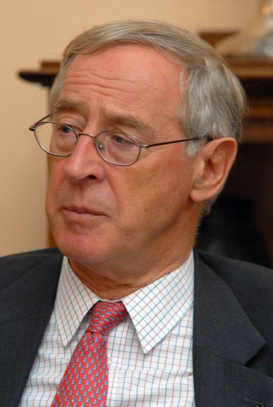 Rakouský velvyslanec Ferdinand Trauttmansdorff navštívil (18.9.2013) plzeňskou radnici, aby se seznámil s primátorem Martinem Baxou a navrhl možnosti spolupráce rakouské strany při projektu Evropské hlavní město kultury 2015. Debata se vedla také o cestovním ruchu a o podílu českých turistů při návštěvě Rakouska a naopak rakouských občanů u nás. „Češi do Rakouska přijíždějí často, ve statistikách jste na 5. místě. Naopak většina Rakušanů jede do České republiky především kvůli Praze a to bychom se měli pokusit změnit,“ uvedl velvyslanec. Ferdinand Trauttmansdorff ocenil působení Rakouské knihovny v Plzni. Ta se společně s velvyslanectvím podílí na přípravě akcí, kterými chtějí přispět k programu projektu Evropské hlavní město kultury 2015. Ve vazbě na program EHMK 2015 zmínil velvyslanec průmyslovou historii Plzně, která má spojitost s průmyslem rakouským, například v zastoupení firem, které tady dříve působily.