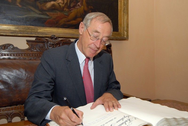 Rakouský velvyslanec Ferdinand Trauttmansdorff navštívil (18.9.2013) plzeňskou radnici, aby se seznámil s primátorem Martinem Baxou a navrhl možnosti spolupráce rakouské strany při projektu Evropské hlavní město kultury 2015. Debata se vedla také o cestovním ruchu a o podílu českých turistů při návštěvě Rakouska a naopak rakouských občanů u nás. „Češi do Rakouska přijíždějí často, ve statistikách jste na 5. místě. Naopak většina Rakušanů jede do České republiky především kvůli Praze a to bychom se měli pokusit změnit,“ uvedl velvyslanec. Ferdinand Trauttmansdorff ocenil působení Rakouské knihovny v Plzni. Ta se společně s velvyslanectvím podílí na přípravě akcí, kterými chtějí přispět k programu projektu Evropské hlavní město kultury 2015. Ve vazbě na program EHMK 2015 zmínil velvyslanec průmyslovou historii Plzně, která má spojitost s průmyslem rakouským, například v zastoupení firem, které tady dříve působily.