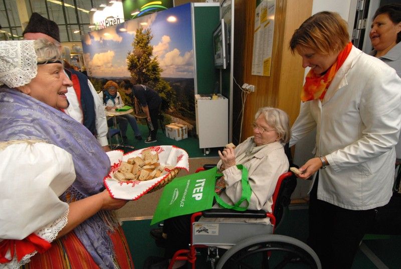 Tradičně chlebem a solí vítali ve čtvrtek (19.9.2013) selka se sedlákem oblečení v regionálních krojích první návštěvníky veletrhu cestovního ruchu ITEP, který se koná až do soboty v Městské sportovní hale na Slovanech. Rozmanitá expozice zaujme nadšené cestovatele, milovníky turistiky i ty, kteří souhlasí s mottem letošního ročníku „Všude dobře, tak co doma?“. Nabízí zajímavé tipy na dovolenou a cestování po Česku i zahraničí.