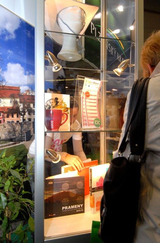 Tradičně chlebem a solí vítali ve čtvrtek (19.9.2013) selka se sedlákem oblečení v regionálních krojích první návštěvníky veletrhu cestovního ruchu ITEP, který se koná až do soboty v Městské sportovní hale na Slovanech. Rozmanitá expozice zaujme nadšené cestovatele, milovníky turistiky i ty, kteří souhlasí s mottem letošního ročníku „Všude dobře, tak co doma?“. Nabízí zajímavé tipy na dovolenou a cestování po Česku i zahraničí.