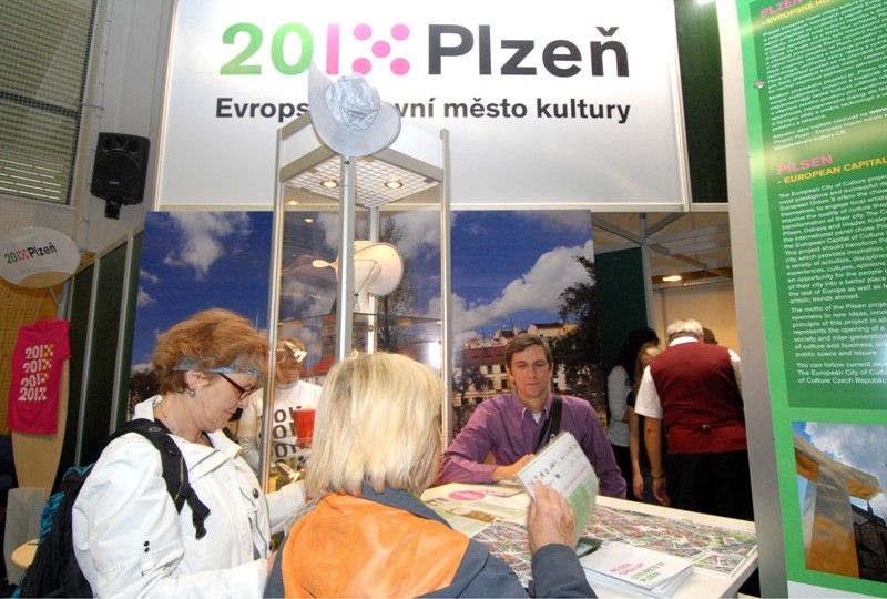 Tradičně chlebem a solí vítali ve čtvrtek (19.9.2013) selka se sedlákem oblečení v regionálních krojích první návštěvníky veletrhu cestovního ruchu ITEP, který se koná až do soboty v Městské sportovní hale na Slovanech. Rozmanitá expozice zaujme nadšené cestovatele, milovníky turistiky i ty, kteří souhlasí s mottem letošního ročníku „Všude dobře, tak co doma?“. Nabízí zajímavé tipy na dovolenou a cestování po Česku i zahraničí.