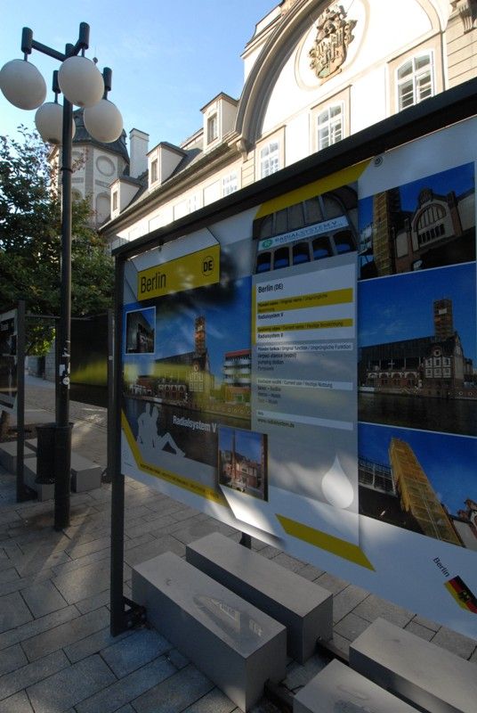 To, že z bývalé továrny, pivovaru nebo části areálu loděnice může vzniknout příjemný prostor, který se dá využívat pro pořádání kulturních akcí, dokládá na příkladech z mnoha evropských měst nová venkovní výstava ve Smetanových sadech nazvaná Architektura k mání. Je součástí doprovodného programu Plzeňského týdne kulturních fabrik. Akce, na které v uplynulých dnech přivítali organizátoři ze společnosti Plzeň 2015 řadu odborníků z mnoha evropských zemí, měla za úkol prostřednictvím seminářů, workshopů a jednodenní konference představit možnosti využití bývalých průmyslových areálů jako míst sloužících kultuře, umění i rozvoji komunitního života. (foto: 19.9.2013)