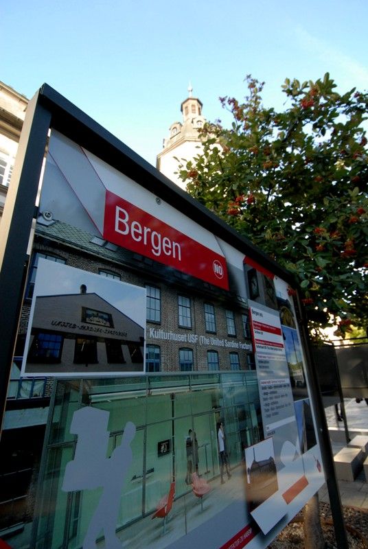 To, že z bývalé továrny, pivovaru nebo části areálu loděnice může vzniknout příjemný prostor, který se dá využívat pro pořádání kulturních akcí, dokládá na příkladech z mnoha evropských měst nová venkovní výstava ve Smetanových sadech nazvaná Architektura k mání. Je součástí doprovodného programu Plzeňského týdne kulturních fabrik. Akce, na které v uplynulých dnech přivítali organizátoři ze společnosti Plzeň 2015 řadu odborníků z mnoha evropských zemí, měla za úkol prostřednictvím seminářů, workshopů a jednodenní konference představit možnosti využití bývalých průmyslových areálů jako míst sloužících kultuře, umění i rozvoji komunitního života. (foto: 19.9.2013)