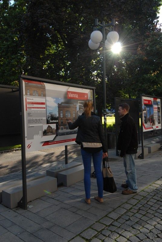 To, že z bývalé továrny, pivovaru nebo části areálu loděnice může vzniknout příjemný prostor, který se dá využívat pro pořádání kulturních akcí, dokládá na příkladech z mnoha evropských měst nová venkovní výstava ve Smetanových sadech nazvaná Architektura k mání. Je součástí doprovodného programu Plzeňského týdne kulturních fabrik. Akce, na které v uplynulých dnech přivítali organizátoři ze společnosti Plzeň 2015 řadu odborníků z mnoha evropských zemí, měla za úkol prostřednictvím seminářů, workshopů a jednodenní konference představit možnosti využití bývalých průmyslových areálů jako míst sloužících kultuře, umění i rozvoji komunitního života. (foto: 19.9.2013)