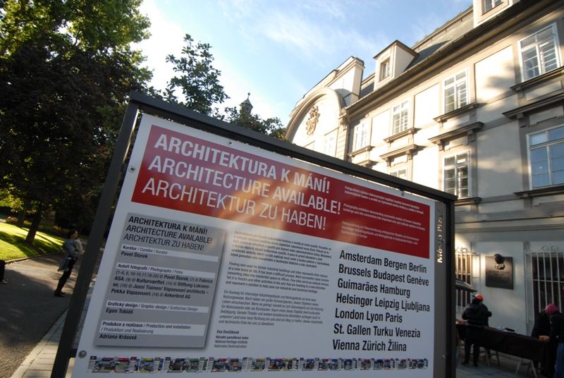 To, že z bývalé továrny, pivovaru nebo části areálu loděnice může vzniknout příjemný prostor, který se dá využívat pro pořádání kulturních akcí, dokládá na příkladech z mnoha evropských měst nová venkovní výstava ve Smetanových sadech nazvaná Architektura k mání. Je součástí doprovodného programu Plzeňského týdne kulturních fabrik. Akce, na které v uplynulých dnech přivítali organizátoři ze společnosti Plzeň 2015 řadu odborníků z mnoha evropských zemí, měla za úkol prostřednictvím seminářů, workshopů a jednodenní konference představit možnosti využití bývalých průmyslových areálů jako míst sloužících kultuře, umění i rozvoji komunitního života. (foto: 19.9.2013)