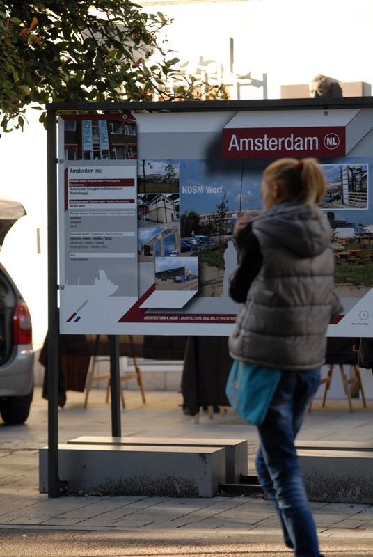 To, že z bývalé továrny, pivovaru nebo části areálu loděnice může vzniknout příjemný prostor, který se dá využívat pro pořádání kulturních akcí, dokládá na příkladech z mnoha evropských měst nová venkovní výstava ve Smetanových sadech nazvaná Architektura k mání. Je součástí doprovodného programu Plzeňského týdne kulturních fabrik. Akce, na které v uplynulých dnech přivítali organizátoři ze společnosti Plzeň 2015 řadu odborníků z mnoha evropských zemí, měla za úkol prostřednictvím seminářů, workshopů a jednodenní konference představit možnosti využití bývalých průmyslových areálů jako míst sloužících kultuře, umění i rozvoji komunitního života. (foto: 19.9.2013)