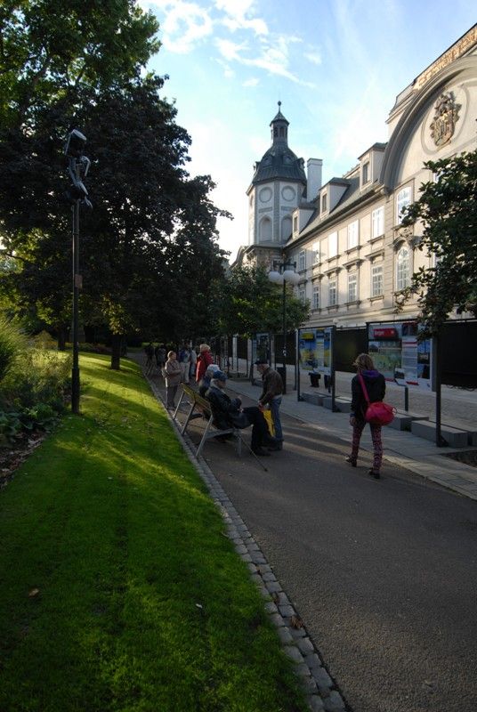 To, že z bývalé továrny, pivovaru nebo části areálu loděnice může vzniknout příjemný prostor, který se dá využívat pro pořádání kulturních akcí, dokládá na příkladech z mnoha evropských měst nová venkovní výstava ve Smetanových sadech nazvaná Architektura k mání. Je součástí doprovodného programu Plzeňského týdne kulturních fabrik. Akce, na které v uplynulých dnech přivítali organizátoři ze společnosti Plzeň 2015 řadu odborníků z mnoha evropských zemí, měla za úkol prostřednictvím seminářů, workshopů a jednodenní konference představit možnosti využití bývalých průmyslových areálů jako míst sloužících kultuře, umění i rozvoji komunitního života. (foto: 19.9.2013)