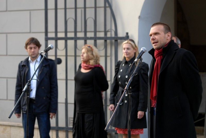 To, že z bývalé továrny, pivovaru nebo části areálu loděnice může vzniknout příjemný prostor, který se dá využívat pro pořádání kulturních akcí, dokládá na příkladech z mnoha evropských měst nová venkovní výstava ve Smetanových sadech nazvaná Architektura k mání. Je součástí doprovodného programu Plzeňského týdne kulturních fabrik. Akce, na které v uplynulých dnech přivítali organizátoři ze společnosti Plzeň 2015 řadu odborníků z mnoha evropských zemí, měla za úkol prostřednictvím seminářů, workshopů a jednodenní konference představit možnosti využití bývalých průmyslových areálů jako míst sloužících kultuře, umění i rozvoji komunitního života. (foto: 19.9.2013)