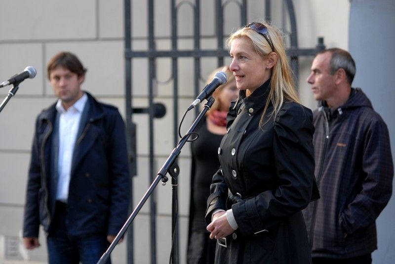 To, že z bývalé továrny, pivovaru nebo části areálu loděnice může vzniknout příjemný prostor, který se dá využívat pro pořádání kulturních akcí, dokládá na příkladech z mnoha evropských měst nová venkovní výstava ve Smetanových sadech nazvaná Architektura k mání. Je součástí doprovodného programu Plzeňského týdne kulturních fabrik. Akce, na které v uplynulých dnech přivítali organizátoři ze společnosti Plzeň 2015 řadu odborníků z mnoha evropských zemí, měla za úkol prostřednictvím seminářů, workshopů a jednodenní konference představit možnosti využití bývalých průmyslových areálů jako míst sloužících kultuře, umění i rozvoji komunitního života. (foto: 19.9.2013)