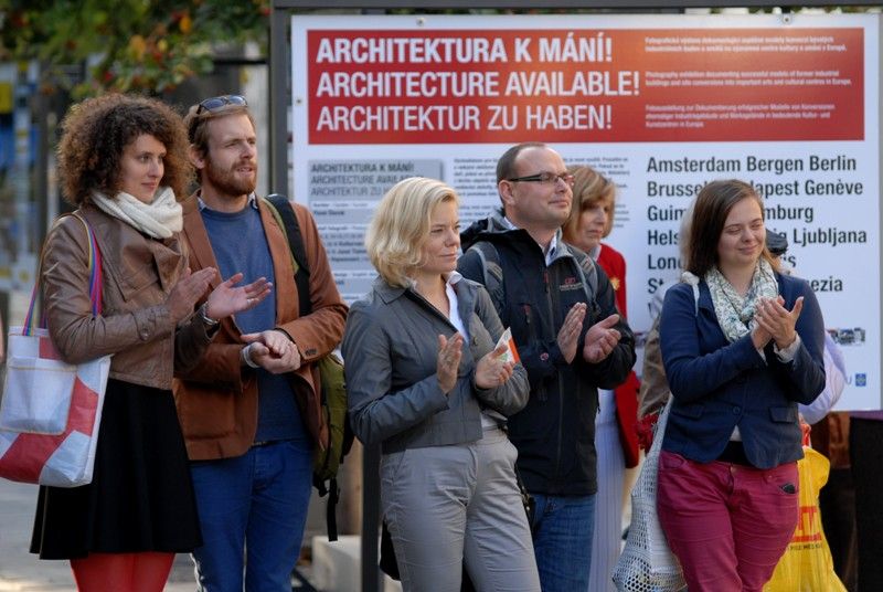 To, že z bývalé továrny, pivovaru nebo části areálu loděnice může vzniknout příjemný prostor, který se dá využívat pro pořádání kulturních akcí, dokládá na příkladech z mnoha evropských měst nová venkovní výstava ve Smetanových sadech nazvaná Architektura k mání. Je součástí doprovodného programu Plzeňského týdne kulturních fabrik. Akce, na které v uplynulých dnech přivítali organizátoři ze společnosti Plzeň 2015 řadu odborníků z mnoha evropských zemí, měla za úkol prostřednictvím seminářů, workshopů a jednodenní konference představit možnosti využití bývalých průmyslových areálů jako míst sloužících kultuře, umění i rozvoji komunitního života. (foto: 19.9.2013)