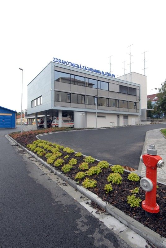 Novou budovu, která stoprocentně vyhovuje potřebám personálu, má Zdravotnická záchranná služba Plzeňského kraje (ZZS PK). Plzeňská záchranka se sem přestěhovala ze starého sídla, které měla v nájmu a které dlouhodobě nejenže nevyhovovalo jejím profesním potřebám, ale ani nebylo v dobrém technickém stavu. Stavbu v hodnotě 105 milionů korun financoval zřizovatel ZZS PK - Plzeňský kraj. Další desítky milionů korun bude stát nový dispečink, který by měl umožnit dojezdové časy výjezdových skupin ještě zkrátit. S jeho uvedením do provozu se počítá příští rok. (foto: 18.9.2013)