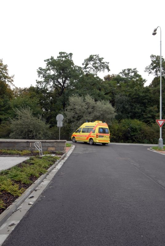 Novou budovu, která stoprocentně vyhovuje potřebám personálu, má Zdravotnická záchranná služba Plzeňského kraje (ZZS PK). Plzeňská záchranka se sem přestěhovala ze starého sídla, které měla v nájmu a které dlouhodobě nejenže nevyhovovalo jejím profesním potřebám, ale ani nebylo v dobrém technickém stavu. Stavbu v hodnotě 105 milionů korun financoval zřizovatel ZZS PK - Plzeňský kraj. Další desítky milionů korun bude stát nový dispečink, který by měl umožnit dojezdové časy výjezdových skupin ještě zkrátit. S jeho uvedením do provozu se počítá příští rok. (foto: 18.9.2013)