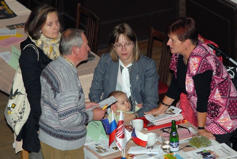Vůně pokrmů indické, arabské, africké, vietnamské a ruské kuchyně doprovázela odpolední program akce Naše - vaše kultura. Kromě exotických jídel si mohli návštěvníci vyzkoušet různé cizokrajné tance či skládání origamů nebo se seznámit s arabským písmem. V rámci hudebního programu vystoupily například irská kapela Poitín, mongolská skupina Dunjingarav nebo vietnamský soubor Klub létajícího draka. Cílem organizátorů festivalu bylo představit kulturu cizinců žijících v Plzni a přiblížit ji ostatním obyvatelům města. Před začátkem programu pro veřejnost se konala odborná konference zaměřená na pořádání multikulturních akcí v celé České republice. (foto: 20.9.2013)