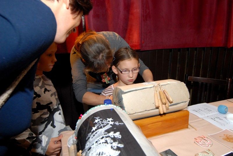 Vůně pokrmů indické, arabské, africké, vietnamské a ruské kuchyně doprovázela odpolední program akce Naše - vaše kultura. Kromě exotických jídel si mohli návštěvníci vyzkoušet různé cizokrajné tance či skládání origamů nebo se seznámit s arabským písmem. V rámci hudebního programu vystoupily například irská kapela Poitín, mongolská skupina Dunjingarav nebo vietnamský soubor Klub létajícího draka. Cílem organizátorů festivalu bylo představit kulturu cizinců žijících v Plzni a přiblížit ji ostatním obyvatelům města. Před začátkem programu pro veřejnost se konala odborná konference zaměřená na pořádání multikulturních akcí v celé České republice. (foto: 20.9.2013)