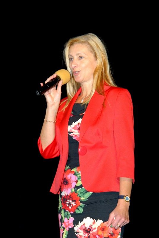 Vůně pokrmů indické, arabské, africké, vietnamské a ruské kuchyně doprovázela odpolední program akce Naše - vaše kultura. Kromě exotických jídel si mohli návštěvníci vyzkoušet různé cizokrajné tance či skládání origamů nebo se seznámit s arabským písmem. V rámci hudebního programu vystoupily například irská kapela Poitín, mongolská skupina Dunjingarav nebo vietnamský soubor Klub létajícího draka. Cílem organizátorů festivalu bylo představit kulturu cizinců žijících v Plzni a přiblížit ji ostatním obyvatelům města. Před začátkem programu pro veřejnost se konala odborná konference zaměřená na pořádání multikulturních akcí v celé České republice. (foto: 20.9.2013)