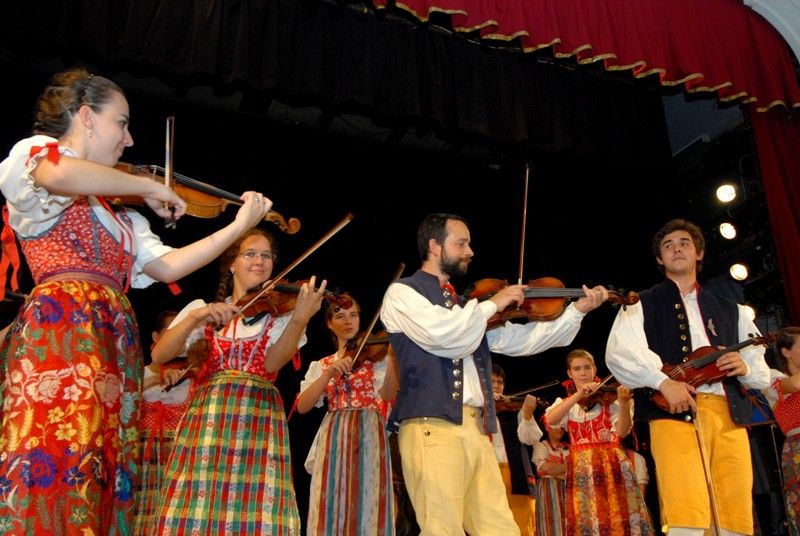 Vůně pokrmů indické, arabské, africké, vietnamské a ruské kuchyně doprovázela odpolední program akce Naše - vaše kultura. Kromě exotických jídel si mohli návštěvníci vyzkoušet různé cizokrajné tance či skládání origamů nebo se seznámit s arabským písmem. V rámci hudebního programu vystoupily například irská kapela Poitín, mongolská skupina Dunjingarav nebo vietnamský soubor Klub létajícího draka. Cílem organizátorů festivalu bylo představit kulturu cizinců žijících v Plzni a přiblížit ji ostatním obyvatelům města. Před začátkem programu pro veřejnost se konala odborná konference zaměřená na pořádání multikulturních akcí v celé České republice. (foto: 20.9.2013)