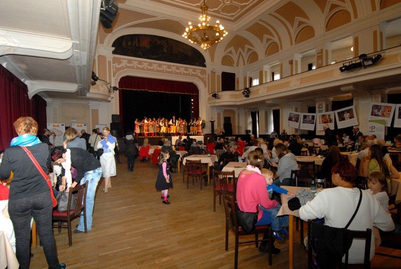 Vůně pokrmů indické, arabské, africké, vietnamské a ruské kuchyně doprovázela odpolední program akce Naše - vaše kultura. Kromě exotických jídel si mohli návštěvníci vyzkoušet různé cizokrajné tance či skládání origamů nebo se seznámit s arabským písmem. V rámci hudebního programu vystoupily například irská kapela Poitín, mongolská skupina Dunjingarav nebo vietnamský soubor Klub létajícího draka. Cílem organizátorů festivalu bylo představit kulturu cizinců žijících v Plzni a přiblížit ji ostatním obyvatelům města. Před začátkem programu pro veřejnost se konala odborná konference zaměřená na pořádání multikulturních akcí v celé České republice. (foto: 20.9.2013)