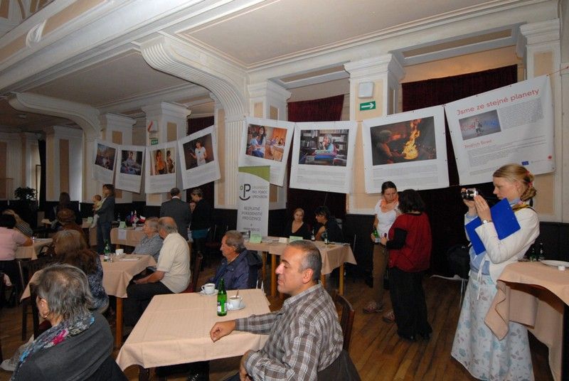 Vůně pokrmů indické, arabské, africké, vietnamské a ruské kuchyně doprovázela odpolední program akce Naše - vaše kultura. Kromě exotických jídel si mohli návštěvníci vyzkoušet různé cizokrajné tance či skládání origamů nebo se seznámit s arabským písmem. V rámci hudebního programu vystoupily například irská kapela Poitín, mongolská skupina Dunjingarav nebo vietnamský soubor Klub létajícího draka. Cílem organizátorů festivalu bylo představit kulturu cizinců žijících v Plzni a přiblížit ji ostatním obyvatelům města. Před začátkem programu pro veřejnost se konala odborná konference zaměřená na pořádání multikulturních akcí v celé České republice. (foto: 20.9.2013)