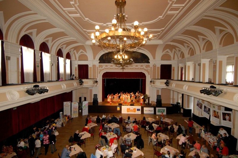 Vůně pokrmů indické, arabské, africké, vietnamské a ruské kuchyně doprovázela odpolední program akce Naše - vaše kultura. Kromě exotických jídel si mohli návštěvníci vyzkoušet různé cizokrajné tance či skládání origamů nebo se seznámit s arabským písmem. V rámci hudebního programu vystoupily například irská kapela Poitín, mongolská skupina Dunjingarav nebo vietnamský soubor Klub létajícího draka. Cílem organizátorů festivalu bylo představit kulturu cizinců žijících v Plzni a přiblížit ji ostatním obyvatelům města. Před začátkem programu pro veřejnost se konala odborná konference zaměřená na pořádání multikulturních akcí v celé České republice. (foto: 20.9.2013)