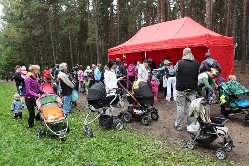 Rekordní počet bezmála čtyř tisíc Plzeňanů všech věkových kategorií se v sobotu 21. září 2013 přišel rozloučit s létem tradičním pochodem kolem Šídlovského a Kamenného rybníka. Pohádková cesta pod názvem „Hodíme se do pohody, špacírujem kolem vody“ s řadou zábavných úkolů byla schůdná a zajímavá jak pro ty nejmenší v kočárcích, tak pro děti na kolech či seniory. Mezi účastníky čtyřkilometrového pochodu se objevil také hokejista Martin Straka. (foto: Odbor soc. služeb MMP)