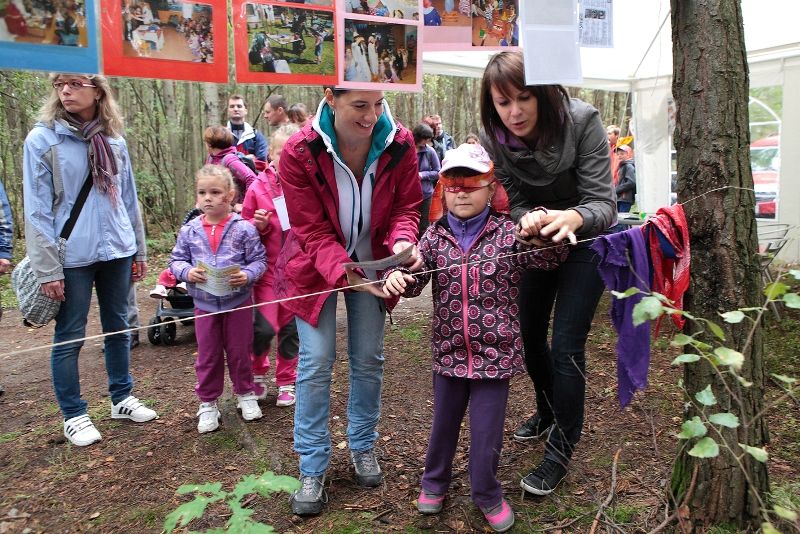 Rekordní počet bezmála čtyř tisíc Plzeňanů všech věkových kategorií se v sobotu 21. září 2013 přišel rozloučit s létem tradičním pochodem kolem Šídlovského a Kamenného rybníka. Pohádková cesta pod názvem „Hodíme se do pohody, špacírujem kolem vody“ s řadou zábavných úkolů byla schůdná a zajímavá jak pro ty nejmenší v kočárcích, tak pro děti na kolech či seniory. Mezi účastníky čtyřkilometrového pochodu se objevil také hokejista Martin Straka. (foto: Odbor soc. služeb MMP)