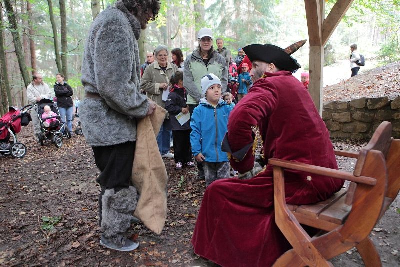 Rekordní počet bezmála čtyř tisíc Plzeňanů všech věkových kategorií se v sobotu 21. září 2013 přišel rozloučit s létem tradičním pochodem kolem Šídlovského a Kamenného rybníka. Pohádková cesta pod názvem „Hodíme se do pohody, špacírujem kolem vody“ s řadou zábavných úkolů byla schůdná a zajímavá jak pro ty nejmenší v kočárcích, tak pro děti na kolech či seniory. Mezi účastníky čtyřkilometrového pochodu se objevil také hokejista Martin Straka. (foto: Odbor soc. služeb MMP)