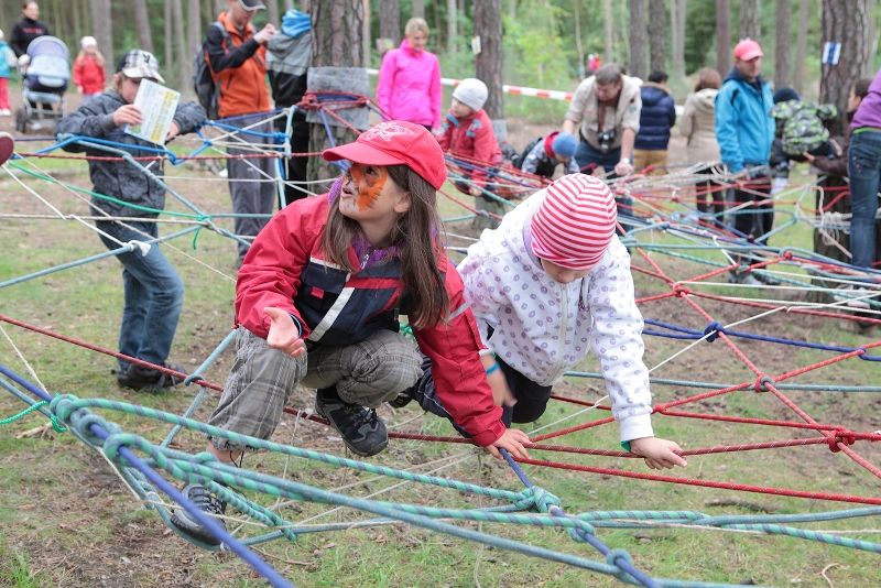Rekordní počet bezmála čtyř tisíc Plzeňanů všech věkových kategorií se v sobotu 21. září 2013 přišel rozloučit s létem tradičním pochodem kolem Šídlovského a Kamenného rybníka. Pohádková cesta pod názvem „Hodíme se do pohody, špacírujem kolem vody“ s řadou zábavných úkolů byla schůdná a zajímavá jak pro ty nejmenší v kočárcích, tak pro děti na kolech či seniory. Mezi účastníky čtyřkilometrového pochodu se objevil také hokejista Martin Straka. (foto: Odbor soc. služeb MMP)