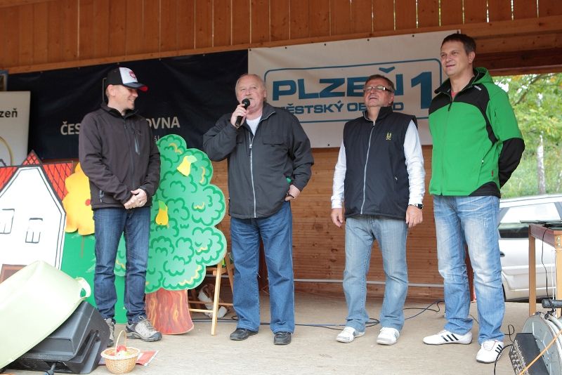 Rekordní počet bezmála čtyř tisíc Plzeňanů všech věkových kategorií se v sobotu 21. září 2013 přišel rozloučit s létem tradičním pochodem kolem Šídlovského a Kamenného rybníka. Pohádková cesta pod názvem „Hodíme se do pohody, špacírujem kolem vody“ s řadou zábavných úkolů byla schůdná a zajímavá jak pro ty nejmenší v kočárcích, tak pro děti na kolech či seniory. Mezi účastníky čtyřkilometrového pochodu se objevil také hokejista Martin Straka. (foto: Odbor soc. služeb MMP)