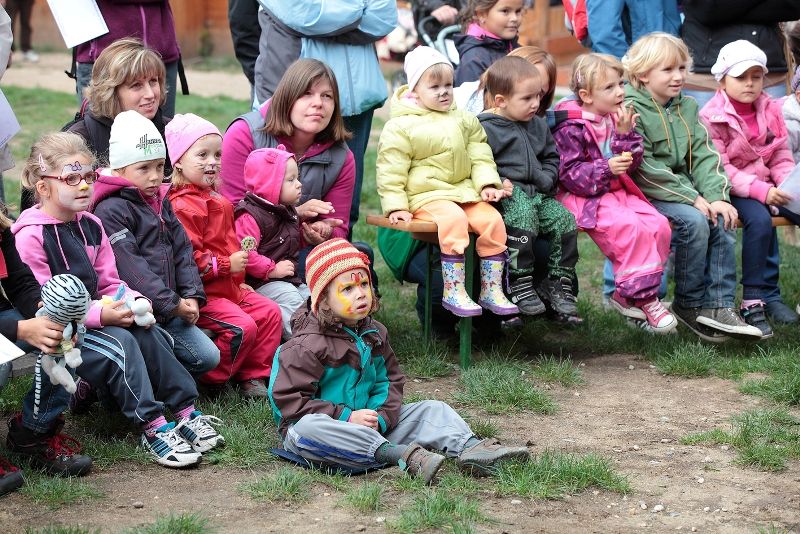 Rekordní počet bezmála čtyř tisíc Plzeňanů všech věkových kategorií se v sobotu 21. září 2013 přišel rozloučit s létem tradičním pochodem kolem Šídlovského a Kamenného rybníka. Pohádková cesta pod názvem „Hodíme se do pohody, špacírujem kolem vody“ s řadou zábavných úkolů byla schůdná a zajímavá jak pro ty nejmenší v kočárcích, tak pro děti na kolech či seniory. Mezi účastníky čtyřkilometrového pochodu se objevil také hokejista Martin Straka. (foto: Odbor soc. služeb MMP)