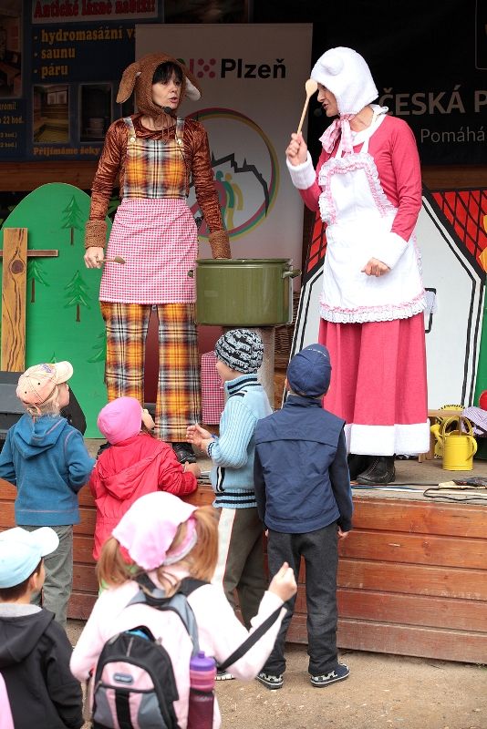 Rekordní počet bezmála čtyř tisíc Plzeňanů všech věkových kategorií se v sobotu 21. září 2013 přišel rozloučit s létem tradičním pochodem kolem Šídlovského a Kamenného rybníka. Pohádková cesta pod názvem „Hodíme se do pohody, špacírujem kolem vody“ s řadou zábavných úkolů byla schůdná a zajímavá jak pro ty nejmenší v kočárcích, tak pro děti na kolech či seniory. Mezi účastníky čtyřkilometrového pochodu se objevil také hokejista Martin Straka. (foto: Odbor soc. služeb MMP)