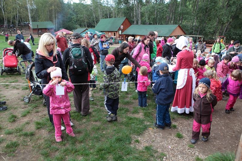 Rekordní počet bezmála čtyř tisíc Plzeňanů všech věkových kategorií se v sobotu 21. září 2013 přišel rozloučit s létem tradičním pochodem kolem Šídlovského a Kamenného rybníka. Pohádková cesta pod názvem „Hodíme se do pohody, špacírujem kolem vody“ s řadou zábavných úkolů byla schůdná a zajímavá jak pro ty nejmenší v kočárcích, tak pro děti na kolech či seniory. Mezi účastníky čtyřkilometrového pochodu se objevil také hokejista Martin Straka. (foto: Odbor soc. služeb MMP)