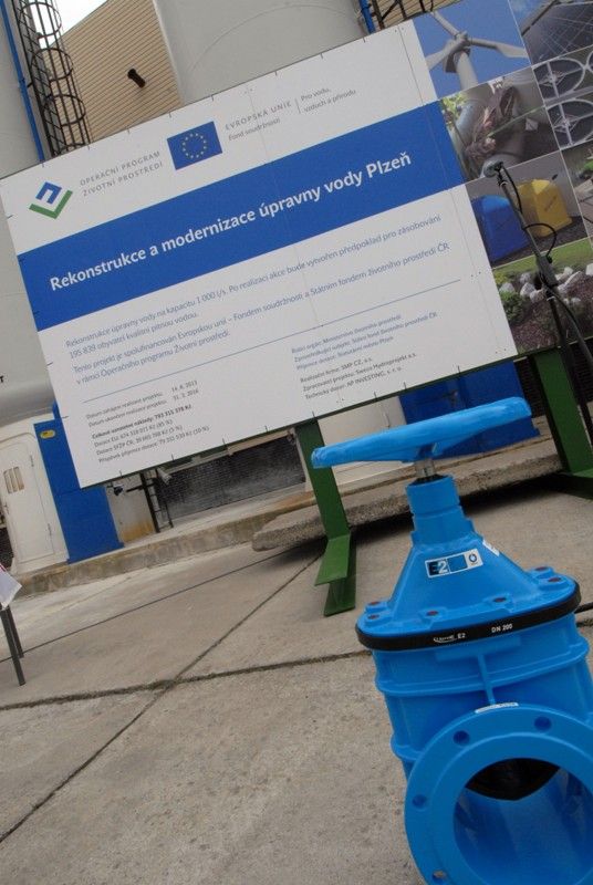 V Plzni dnes (25.9.2013) začala modernizace úpravny vody na Homolce. Stavba za 1,1 miliardy korun má zajistit kvalitu pitné vody v platných parametrech a posílit výkon současného zařízení. Na rekonstrukci získala Plzeň z Fondu soudržnosti Evropské unie 674 milionů korun, dalších 40 milionů dostane ze Státního fondu životního prostředí. Modernizace má skončit 31. března 2016.