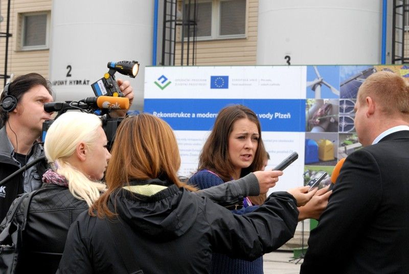 V Plzni dnes (25.9.2013) začala modernizace úpravny vody na Homolce. Stavba za 1,1 miliardy korun má zajistit kvalitu pitné vody v platných parametrech a posílit výkon současného zařízení. Na rekonstrukci získala Plzeň z Fondu soudržnosti Evropské unie 674 milionů korun, dalších 40 milionů dostane ze Státního fondu životního prostředí. Modernizace má skončit 31. března 2016.