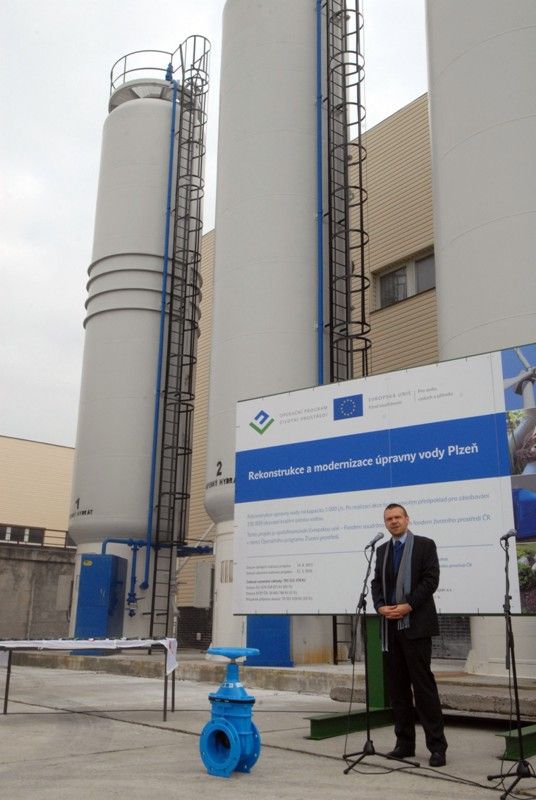 V Plzni dnes (25.9.2013) začala modernizace úpravny vody na Homolce. Stavba za 1,1 miliardy korun má zajistit kvalitu pitné vody v platných parametrech a posílit výkon současného zařízení. Na rekonstrukci získala Plzeň z Fondu soudržnosti Evropské unie 674 milionů korun, dalších 40 milionů dostane ze Státního fondu životního prostředí. Modernizace má skončit 31. března 2016.