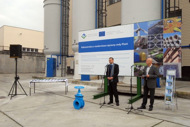 V Plzni dnes (25.9.2013) začala modernizace úpravny vody na Homolce. Stavba za 1,1 miliardy korun má zajistit kvalitu pitné vody v platných parametrech a posílit výkon současného zařízení. Na rekonstrukci získala Plzeň z Fondu soudržnosti Evropské unie 674 milionů korun, dalších 40 milionů dostane ze Státního fondu životního prostředí. Modernizace má skončit 31. března 2016.