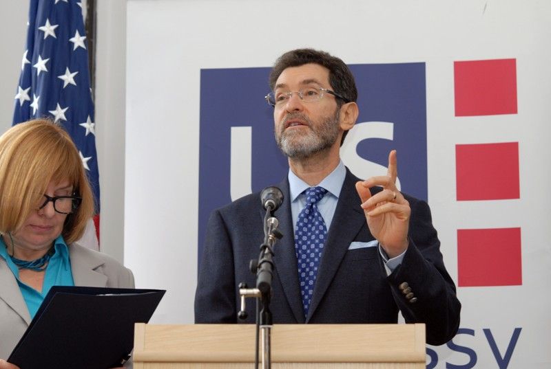 Informace o amerických dějinách, domácí i zahraniční politice, společnosti nebo právu bude nejen studentům, ale také zájemcům z řad veřejnosti poskytovat na Západočeské univerzitě nově otevřené americké kulturně-informační středisko, takzvaný US Point. Ve čtvrtek (26.9.2013) odpoledne jej slavnostně otevřeli americký velvyslanec v Praze Norman Eisen a rektorka Západočeské univerzity Ilona Mauritzová.
