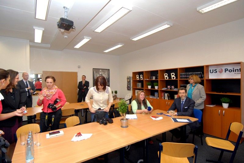 Informace o amerických dějinách, domácí i zahraniční politice, společnosti nebo právu bude nejen studentům, ale také zájemcům z řad veřejnosti poskytovat na Západočeské univerzitě nově otevřené americké kulturně-informační středisko, takzvaný US Point. Ve čtvrtek (26.9.2013) odpoledne jej slavnostně otevřeli americký velvyslanec v Praze Norman Eisen a rektorka Západočeské univerzity Ilona Mauritzová.