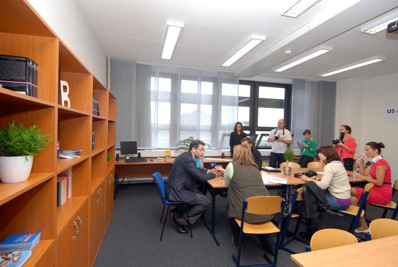 Informace o amerických dějinách, domácí i zahraniční politice, společnosti nebo právu bude nejen studentům, ale také zájemcům z řad veřejnosti poskytovat na Západočeské univerzitě nově otevřené americké kulturně-informační středisko, takzvaný US Point. Ve čtvrtek (26.9.2013) odpoledne jej slavnostně otevřeli americký velvyslanec v Praze Norman Eisen a rektorka Západočeské univerzity Ilona Mauritzová.
