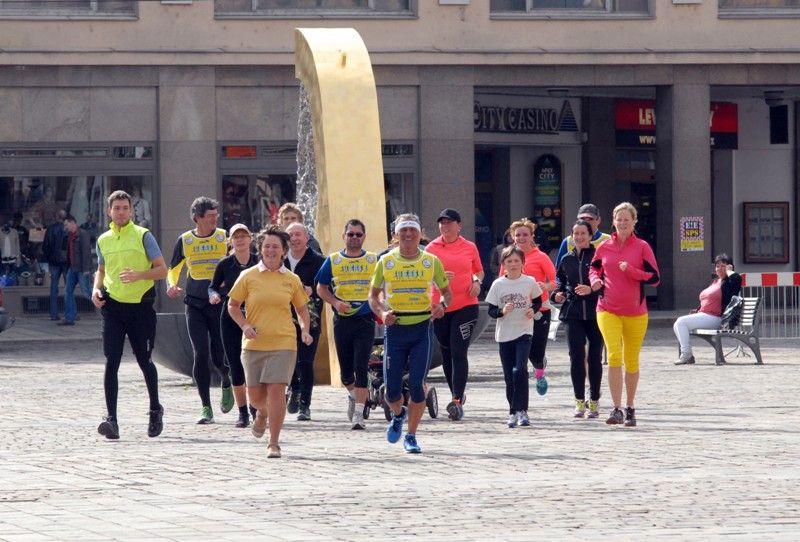 Z Aše do Košic běží ultramaratonec Miloš Škorpil. Na trase dlouhé 895 kilometrů se v pátek (27.9.2013) v poledne zastavil v Plzni, kde jej na náměstí Republiky přivítal ředitel společnosti Plzeň 2015 Jiří Sulženko. Jako zástupce projektu Plzeň - Evropské hlavní město kultury 2015 tak předal ultramaratonci poselství do Košic, které titul evropské hlavní město kultury společně s Marseille nese letos. Na východ Slovenska by podle plánu mělo dorazit 5. října. Před další etapou cesty do Košic pak společně v doprovodu dalších běžců symbolicky oběhli katedrálu.