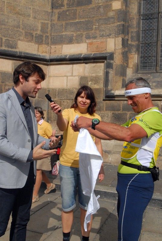 Z Aše do Košic běží ultramaratonec Miloš Škorpil. Na trase dlouhé 895 kilometrů se v pátek (27.9.2013) v poledne zastavil v Plzni, kde jej na náměstí Republiky přivítal ředitel společnosti Plzeň 2015 Jiří Sulženko. Jako zástupce projektu Plzeň - Evropské hlavní město kultury 2015 tak předal ultramaratonci poselství do Košic, které titul evropské hlavní město kultury společně s Marseille nese letos. Na východ Slovenska by podle plánu mělo dorazit 5. října. Před další etapou cesty do Košic pak společně v doprovodu dalších běžců symbolicky oběhli katedrálu.