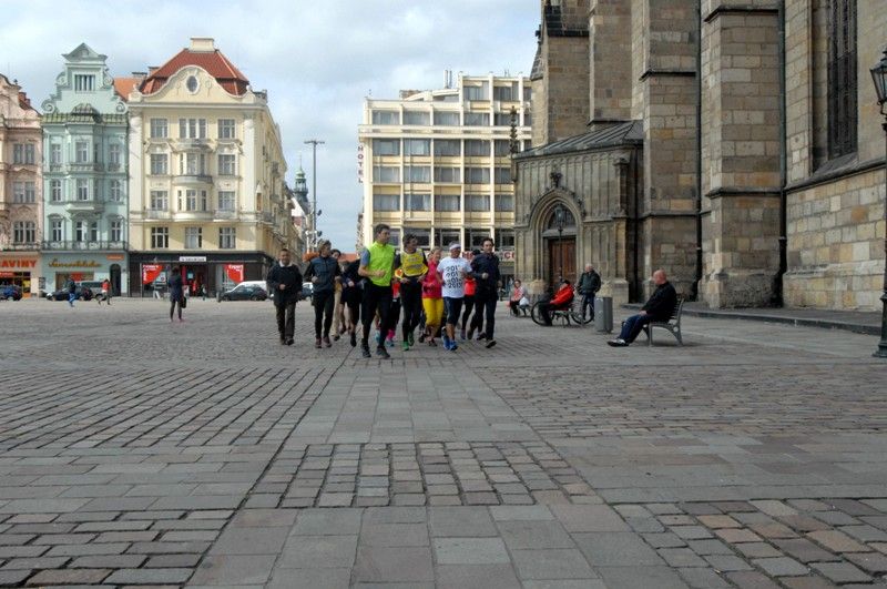 Z Aše do Košic běží ultramaratonec Miloš Škorpil. Na trase dlouhé 895 kilometrů se v pátek (27.9.2013) v poledne zastavil v Plzni, kde jej na náměstí Republiky přivítal ředitel společnosti Plzeň 2015 Jiří Sulženko. Jako zástupce projektu Plzeň - Evropské hlavní město kultury 2015 tak předal ultramaratonci poselství do Košic, které titul evropské hlavní město kultury společně s Marseille nese letos. Na východ Slovenska by podle plánu mělo dorazit 5. října. Před další etapou cesty do Košic pak společně v doprovodu dalších běžců symbolicky oběhli katedrálu.