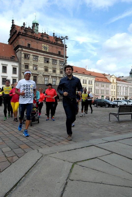 Z Aše do Košic běží ultramaratonec Miloš Škorpil. Na trase dlouhé 895 kilometrů se v pátek (27.9.2013) v poledne zastavil v Plzni, kde jej na náměstí Republiky přivítal ředitel společnosti Plzeň 2015 Jiří Sulženko. Jako zástupce projektu Plzeň - Evropské hlavní město kultury 2015 tak předal ultramaratonci poselství do Košic, které titul evropské hlavní město kultury společně s Marseille nese letos. Na východ Slovenska by podle plánu mělo dorazit 5. října. Před další etapou cesty do Košic pak společně v doprovodu dalších běžců symbolicky oběhli katedrálu.