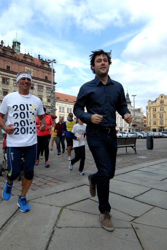Z Aše do Košic běží ultramaratonec Miloš Škorpil. Na trase dlouhé 895 kilometrů se v pátek (27.9.2013) v poledne zastavil v Plzni, kde jej na náměstí Republiky přivítal ředitel společnosti Plzeň 2015 Jiří Sulženko. Jako zástupce projektu Plzeň - Evropské hlavní město kultury 2015 tak předal ultramaratonci poselství do Košic, které titul evropské hlavní město kultury společně s Marseille nese letos. Na východ Slovenska by podle plánu mělo dorazit 5. října. Před další etapou cesty do Košic pak společně v doprovodu dalších běžců symbolicky oběhli katedrálu.