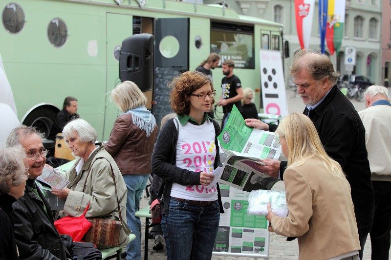 I když je Plzeň s bavorským Regensburgem spjata dlouhých dvacet let, v programu, který připravila u příležitosti výročí podpisu partnerské smlouvy, měla přesto co nabídnout. Podle primátora Hanse Schaidingera obdarovala Plzeň občany Regensburgu tím nejlepším, o čemž svědčil především nebývalý zájem. Dvoudenní trhy s českými specialitami, výstava plzeňských barokních památek ozvláštněná barokním ohňostrojem, prezentace projektu Evropské hlavní město kultury 2015, výstava Paměť loutky, vystoupení Divadla Alfa nebo koncert Jazz Kvintetu Plzeň. Tím se namátkou Plzeň prezentovala v Regensburgu, kam s některými plzeňskými radními odjel i bývalý primátor Zdeněk Mraček, jenž byl u podpisu smlouvy s tehdejší starostkou Christou Meier. (foto: 23.-30.9.2013, město Regensburg)
