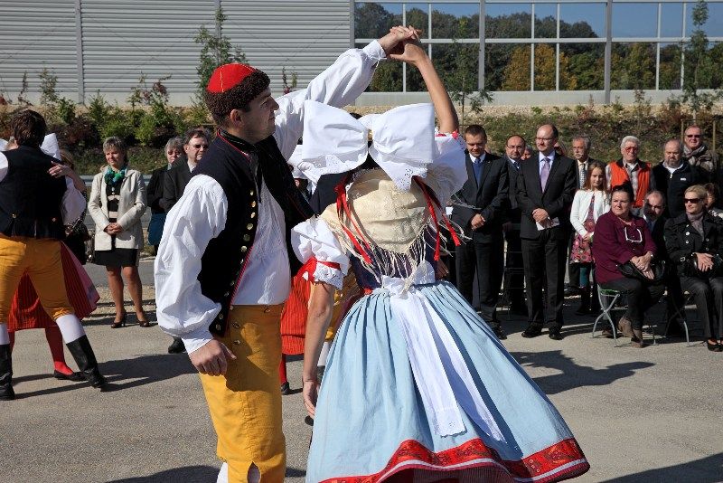 I když je Plzeň s bavorským Regensburgem spjata dlouhých dvacet let, v programu, který připravila u příležitosti výročí podpisu partnerské smlouvy, měla přesto co nabídnout. Podle primátora Hanse Schaidingera obdarovala Plzeň občany Regensburgu tím nejlepším, o čemž svědčil především nebývalý zájem. Dvoudenní trhy s českými specialitami, výstava plzeňských barokních památek ozvláštněná barokním ohňostrojem, prezentace projektu Evropské hlavní město kultury 2015, výstava Paměť loutky, vystoupení Divadla Alfa nebo koncert Jazz Kvintetu Plzeň. Tím se namátkou Plzeň prezentovala v Regensburgu, kam s některými plzeňskými radními odjel i bývalý primátor Zdeněk Mraček, jenž byl u podpisu smlouvy s tehdejší starostkou Christou Meier. (foto: 23.-30.9.2013, město Regensburg)