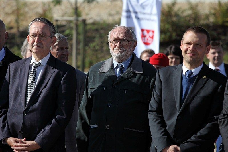 I když je Plzeň s bavorským Regensburgem spjata dlouhých dvacet let, v programu, který připravila u příležitosti výročí podpisu partnerské smlouvy, měla přesto co nabídnout. Podle primátora Hanse Schaidingera obdarovala Plzeň občany Regensburgu tím nejlepším, o čemž svědčil především nebývalý zájem. Dvoudenní trhy s českými specialitami, výstava plzeňských barokních památek ozvláštněná barokním ohňostrojem, prezentace projektu Evropské hlavní město kultury 2015, výstava Paměť loutky, vystoupení Divadla Alfa nebo koncert Jazz Kvintetu Plzeň. Tím se namátkou Plzeň prezentovala v Regensburgu, kam s některými plzeňskými radními odjel i bývalý primátor Zdeněk Mraček, jenž byl u podpisu smlouvy s tehdejší starostkou Christou Meier. (foto: 23.-30.9.2013, město Regensburg)